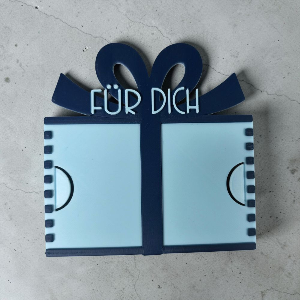 blaue 3D Karte mit Schriftzug „Für Dich“, und dekorativer Schleife